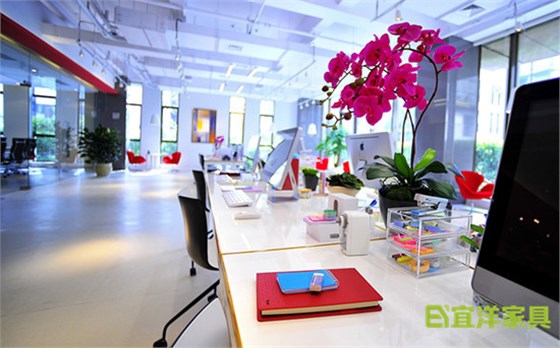 整潔時(shí)尚辦公桌面