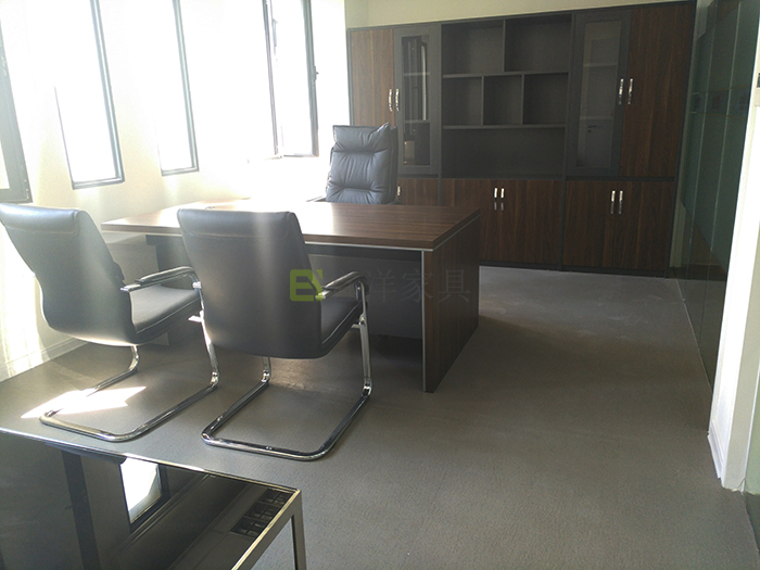 員工桌,洽談桌,實(shí)木大班臺(tái),牛皮老板椅,屏風(fēng)隔斷,高端辦公家具