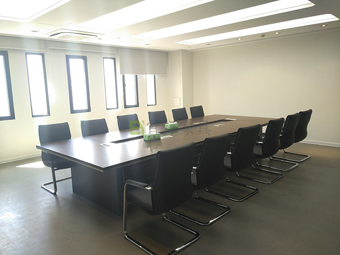 員工桌,洽談桌,實(shí)木大班臺(tái),牛皮老板椅,屏風(fēng)隔斷,高端辦公家具