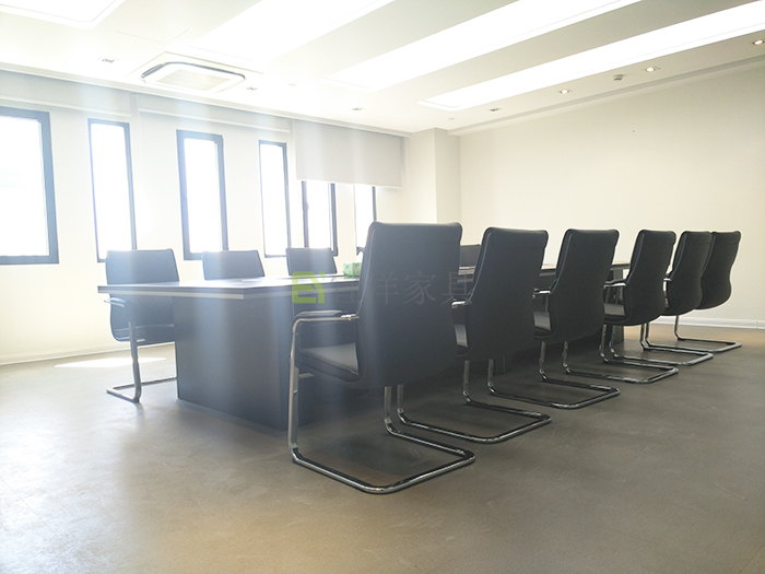 員工桌,洽談桌,實(shí)木大班臺(tái),牛皮老板椅,屏風(fēng)隔斷,高端辦公家具