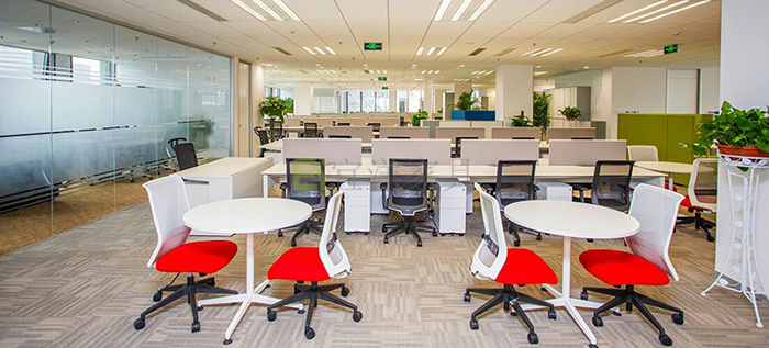 員工桌,洽談桌,實(shí)木大班臺(tái),牛皮老板椅,屏風(fēng)隔斷,高端辦公家具