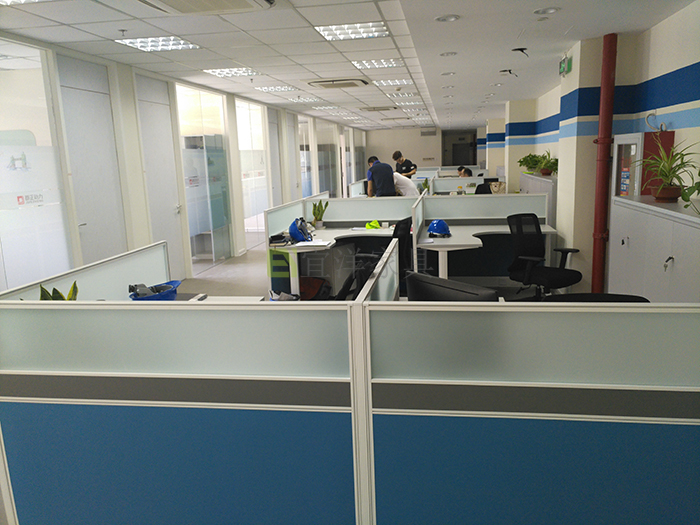 員工桌,洽談桌,實(shí)木大班臺(tái),牛皮老板椅,屏風(fēng)隔斷,高端辦公家具