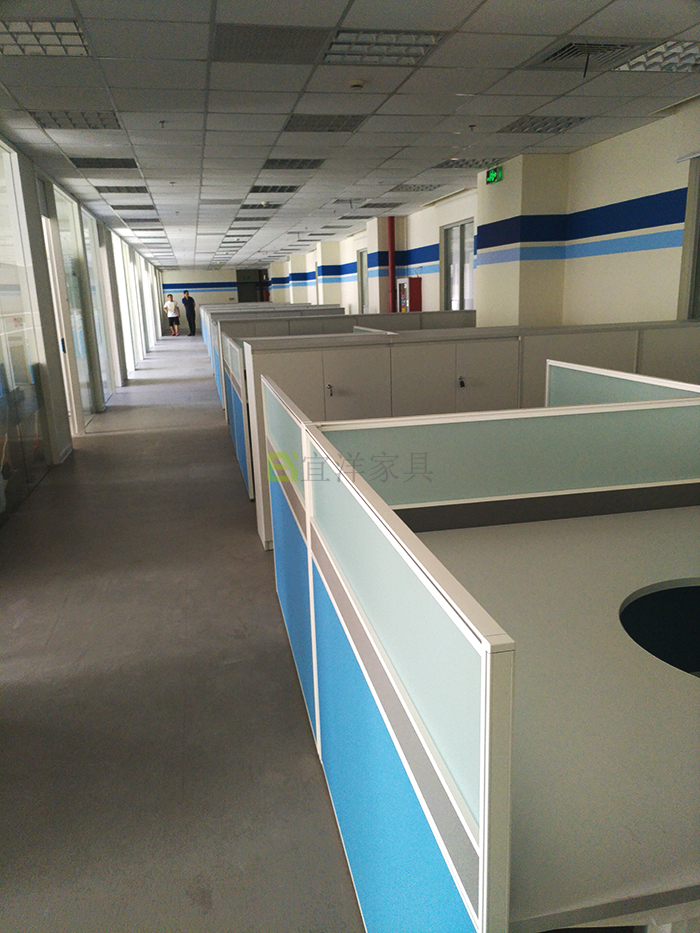 員工桌,洽談桌,實(shí)木大班臺(tái),牛皮老板椅,屏風(fēng)隔斷,高端辦公家具