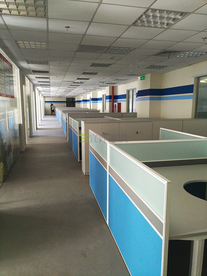 員工桌,洽談桌,實(shí)木大班臺(tái),牛皮老板椅,屏風(fēng)隔斷,高端辦公家具