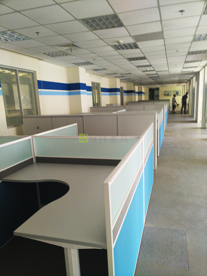 員工桌,洽談桌,實(shí)木大班臺(tái),牛皮老板椅,屏風(fēng)隔斷,高端辦公家具