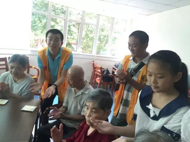 慈善公益,關(guān)愛敬老院,辦公家具